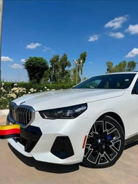 للبيع  BMW 530i 2025  وارد امريكي كلين تايتل كفالة عامة  M package بلا...