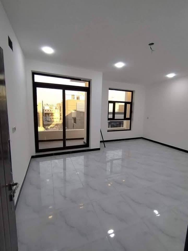 ملّيت من حايط بيتك؟
صباغ منازل، شغل مرتب 
معجون، صبغ، عزل رطوبة، شبابيك  
موعد مضبوط وسعر يرضيك  
متوفر  واتساب: ***********
