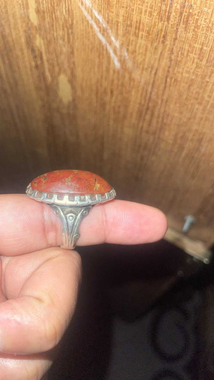 حجر الدم او القنداش قديم
صياغه يدويه
مراوس بخاتم يماني او بيع.  
المكان بغداد م الصدر


**إذا كنت صاحب هذا الإعلان وتريد حذفه لأي سبب، رجاءا أرسل رسالة إلى الدعم الفني**