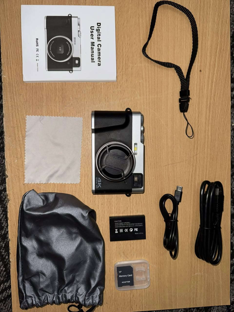 كاميرا دجتال - تصوير FHD او 4k حسب الرغبة - الكاميرا تشمل الاكسسوارات  المعروضه في الصورة - بطارية شحن ، كيبل Type-C، كيبل HD لنقل الصور الى الحاسبة ،Autofocus  
بالاضافة الى Memory Card
الحالة : جديدة
السعر : 100 الف شامل التوصيل 
للاستفسار واتساب: ***********
