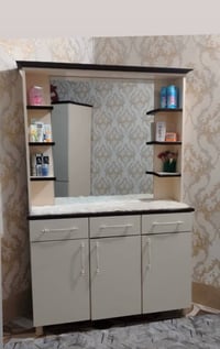 للبیع میز توالیت وه تخم نوم ٣ وه الکانتور بسعر مناسب رقم هاتف 07738713...