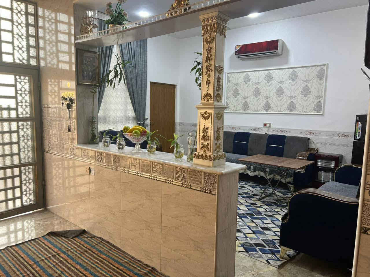 السلام عليكم
  دار للبيع مكان مميز جدا 
طابو زراعي سند25 
نوع البناء //طابوق السقف صب كونكريت تنفيذ ومتابعته مهندس مدني
تحويل البيت ثاني يوم بعد الشراء
العنوان / /بابل المدحتيه 
حي علي قماره والخروج حي الحوراء شارع حسينية عبد الخضير 
ركن على شارعين 
بناء حديث 
عرض الشارع ٨متر
المساحة//٣٤٠متر 
الواجهه //١٣ونص متر
قريب على التبليط جدا 
خدمات كامله من ماء وكهرباء وتبليط ومجاري خارجيه
السعر/١٧٠وبي مجال
تفاصيل البيت
استقبال 
صاله كبيره 
عدد الغرف ٢
مطبخ حار وبارد
طارمه كراج سياره كبير
حديقه
منور خلفي وجانبي 
مجمع صحيات داخليه وخارجيه
البيت موقع حلو وجيد جداً 
عرض الشارع ٩متر
للاستفسار
مراجعة  مكتب دلالية وائل الهندي 
***********
ابو علي*********** 
مكتب دلالية وائل الهندي بابل المدحتيه الحمزه الغربي ع شارع 60 قرب سلوان ابو الكاشي مقابيل فرع علي قماره
