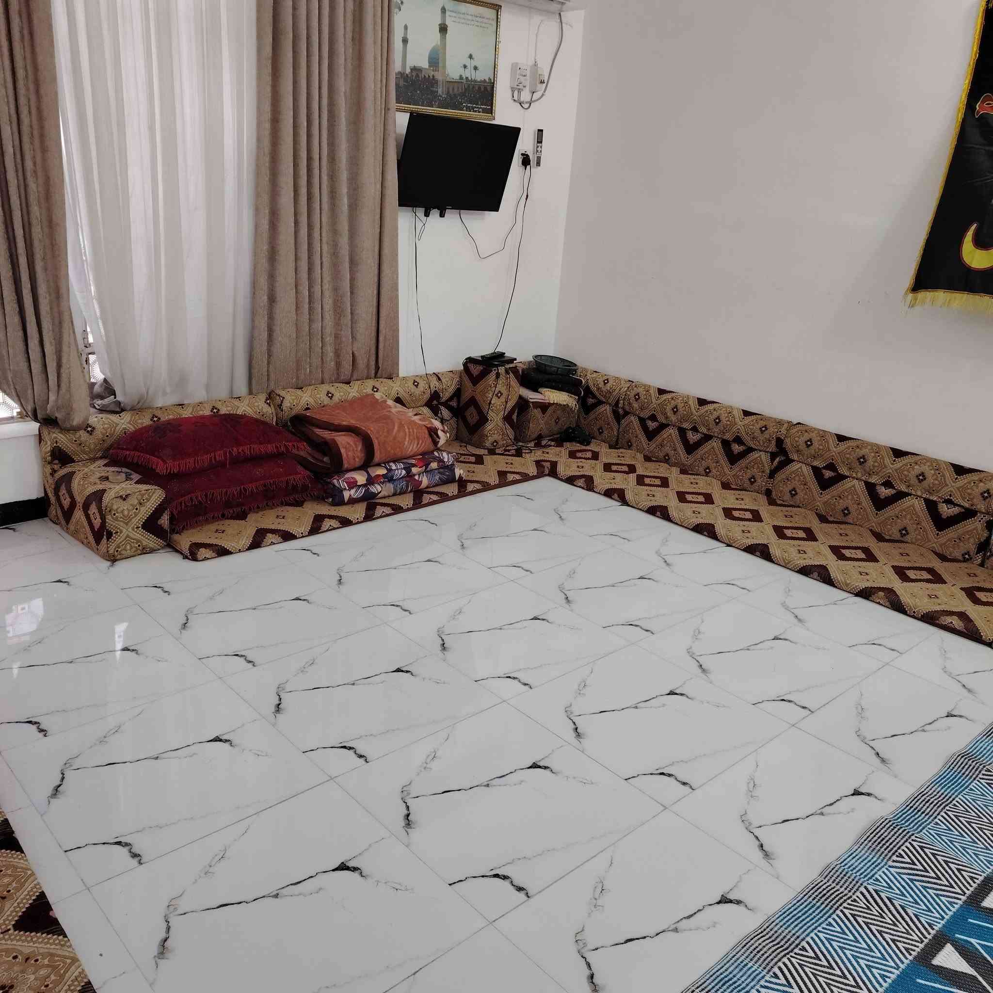 سلام عليكم ورحمة الله بيت للبيع في حي القادسيه الحر طابو صرف مساحه ١٥٠ مربع بيت بناء حديث نظيف جدا طابقين يوجد فيه أسواق موجوده حاليآ يحتوي على خمس غرف ومطبخ وصاله واستقبال وصحيات وحمامات البيت علوه على الشارع البيت مقابيله حديقه الإتصال على الرقم ***********
