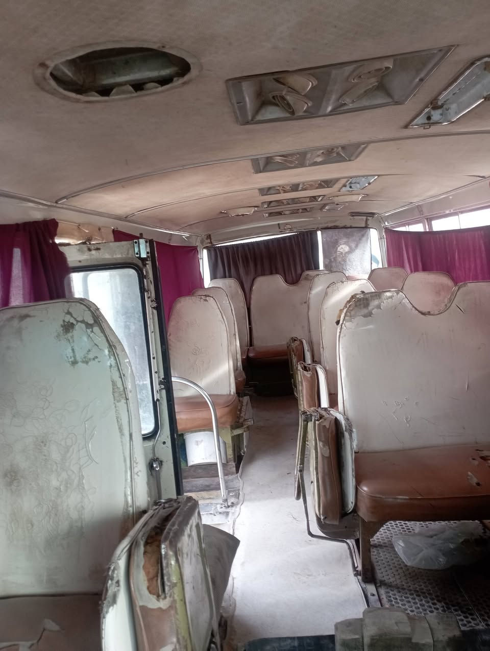 سلام عليكم كوستر قديم نضيفه للبيع تحويل موجو.   اب 4مليون اوبيه مجال قليل المكان حله سياحي دولاب الشراي***********‬‏ او امروس اب جنبي موصليه
