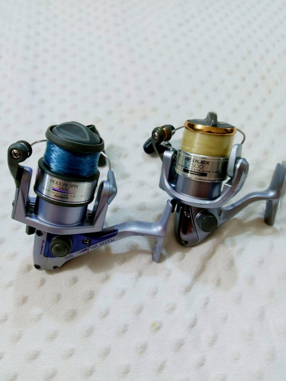 ✓✓✓السعر خاص 
رقم الوات ساب ‏‪***********‬‏
​الاسم بالعربي: شيمانو هوليداي سبين 3000 (Shimano Holiday Spin 3000)

​الحجم: 3000 (حجم متوسط، ممتاز»}
​بلد الصنع: مصنعة في ماليزيا (خط إنتاج تابع لشركة شيمانو اليابانية، وتعتبر جودتها ممتازة جداً وعمرها طويل).

​سعة الخيط 
 بالخط الناعم القياسات اليابانية: 
​تشيل خيط رقم 2 (تقريباً سمك 0.23 ملم) حوالي 220 متر.
​تشيل خيط رقم 3 (تقريباً سمك 0.28 ملم) 150 متر.
​تشيل خيط رقم 4 (تقريباً سمك 0.33 ملم) 100 متر.

✓✓✓​2. ​الاسم بالعربي: شيمانو إيرلكس 2500 (Shimano Aerlex 2500)
​الحجم: 2500 (أصغر بقليل من الأولى، خفيفة وسلسة جداً، ممتازة لصيد السحب "السبيننج" أو الصيد الخفيف).
​بلد الصنع: مصنعة أيضاً في ماليزيا (تأتي بعبارة Malaysia مطبوعة على قاعدة التثبيت).
​سعة الخيط
​تشيل خيط رقم 2 (سمك 0.23 ملم)  170 متر.
​تشيل خيط رقم 2.5 (سمك 0.26 ملم) 150 متر.
​تشيل خيط رقم 3 (سمك 0.28 ملم) 120 متر
