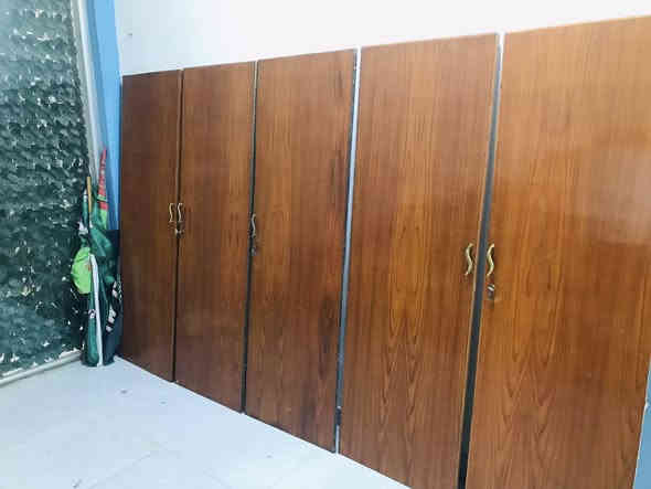 غرفة انجاره نضيفة للبيع كامله كل غراضه مابيه اي نقص السعر 550 وبيه مجال. مكان بابل حي نادر3 هاتف ***********
