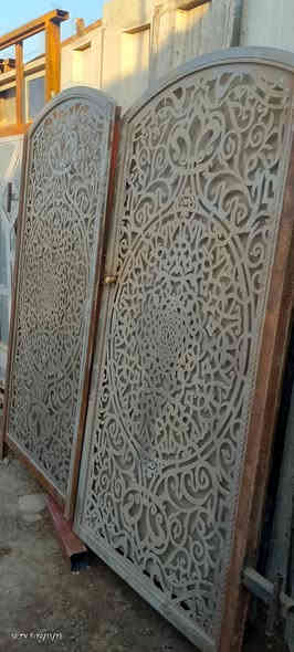 عندي باب طلاكتين البيع العرض مترين وطول مترين ***********
