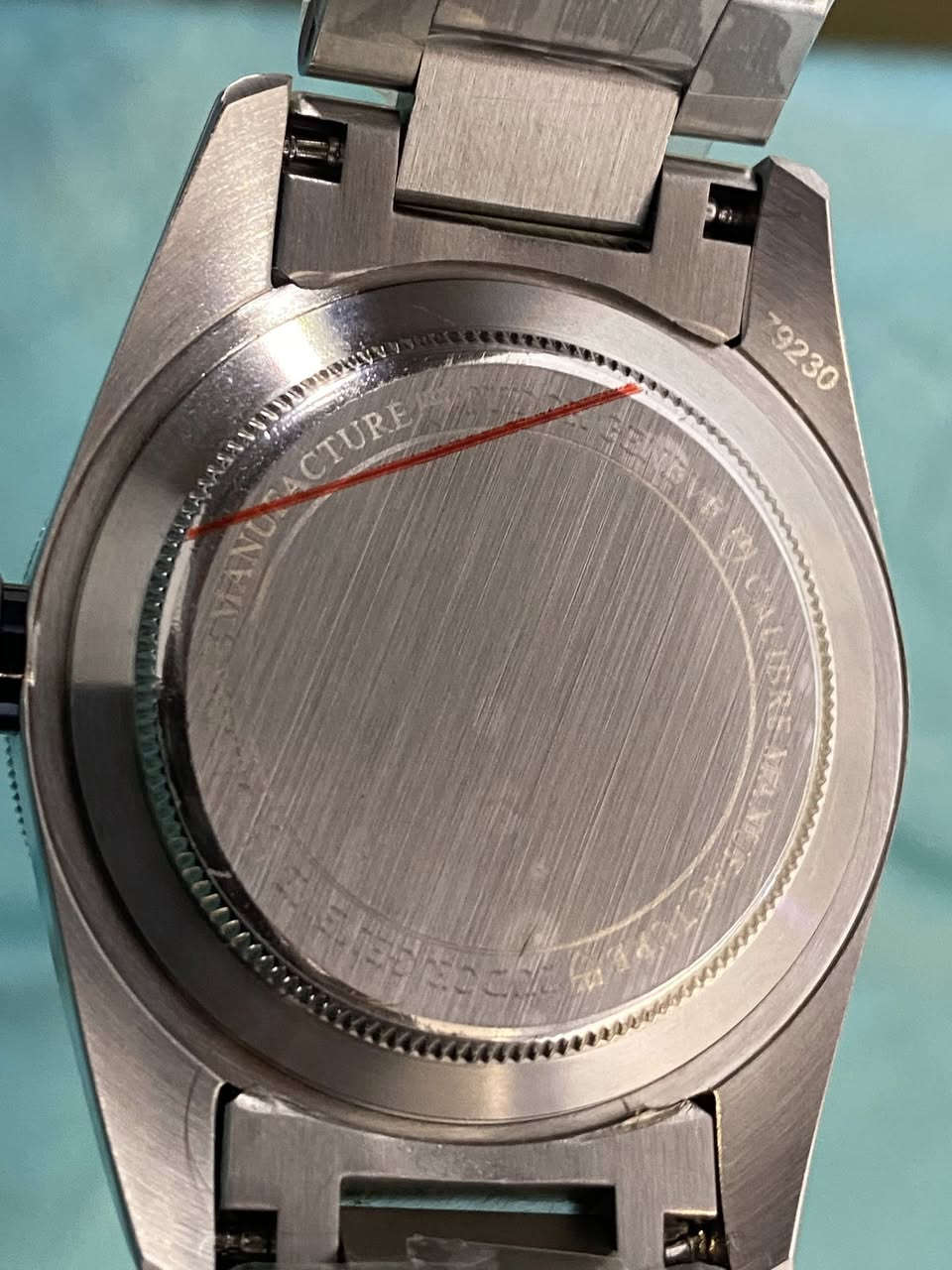 ساعة Tudor Black Bay (تيودور بلاك باي)
تعمل الساعه بحركه اوتوماتيكيه .

بقطر 41 مم وهي مصنوعة من الفولاذ المقاوم للصدأ.

مقاومة الماء: تصل إلى 200 متر (660 قدمًا)، مما يجعلها ساعة غوص احترافية.

إطار دوار أحادي الاتجاه مع قرص مدرج بـ 60 دقيقة من الألمنيوم المؤكسد الأسود.

ميناء أسود مقبب مع مؤشرات مضيئة.


**إذا كنت صاحب هذا الإعلان وتريد حذفه لأي سبب، رجاءا أرسل رسالة إلى الدعم الفني**