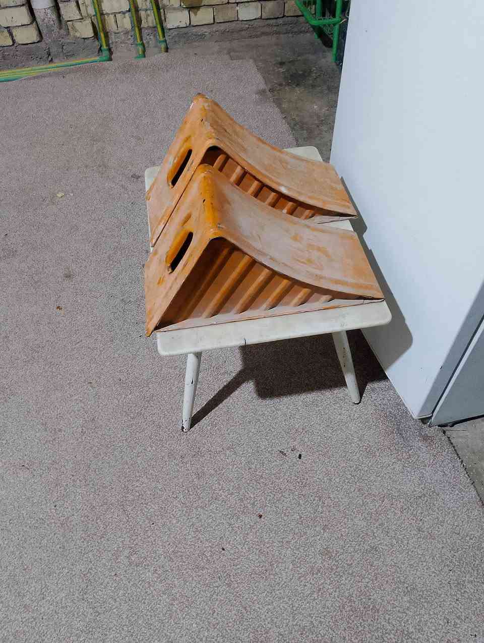 زوج   الحجيرات  ألمانيات  الون  اصلي اصفر  السعر   ب 100الف. ***********. ابو  عزيز
