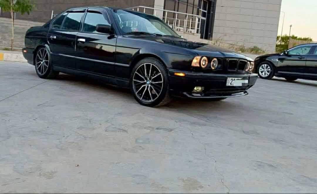 BMW موديل 92 525
سيارة كاملة
مسجل دمام أستريو 
لايت زنون وكالة 
لدات امامي 
كهربائية كله فول خير من الله. 
داخل جلد بلاد 
حدادية جديده شرط. 
مكينه خير من الله لا تبخير لا تنقيص. 
دهن جديد وكالة دهن كير جديد 
تبريد ثلج  تخم تاير جديد 
ويل بي ام مديل 19 
تخم تاير رياضي وكالة. ترايك شرط 200
صدر حداديه إدامة كاملة. 
السياره خير من الله رقمه سليمانية 
دولي هزه جديده رقم جديد 
تحويل مباشر. 
السيارة داخله هزة جدية
اذا شراي. اطلع وياك تراي لمشهد. 
 الْحٍمَدٍللـّہ السياره تجي تنكر سلف وتطلع 
طبعاً صبغ عام جمالية فقط ***********
