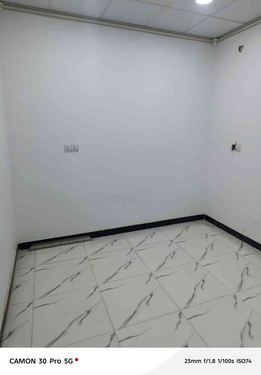 #للايجار 

شقه طابق ثاني بناء حديث  مساحه 200م تحتوي 
على 3غرف استقبال صاله مطبخ صحيات 
***********
***********
المهيمن للاستثمار العقاري
