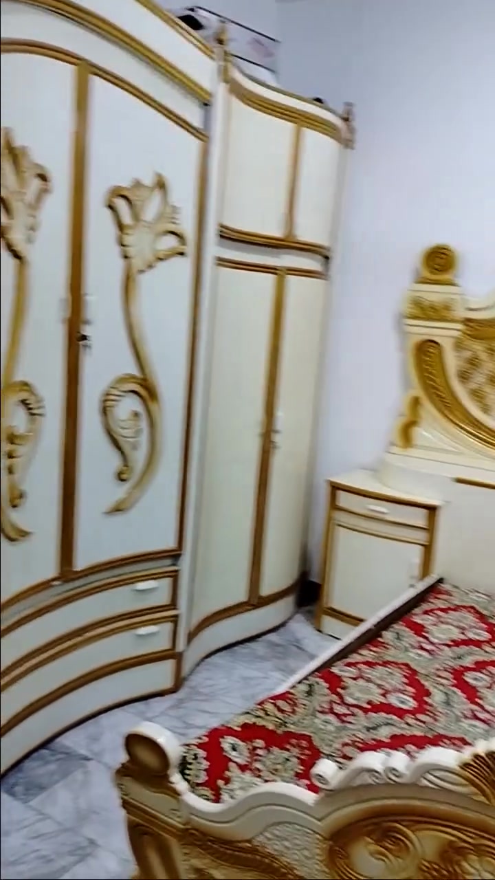 السلام عليكم عندي غرفه للبيع طابقين نجاره تسكام صبغ حراري لون ابيض  رقم ***********
