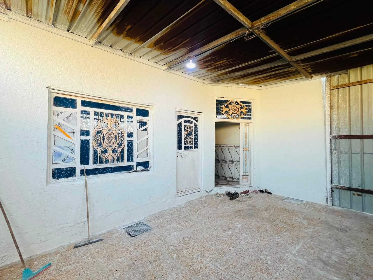 دار سكن للبيع
يحتوي على 2 غرف منام و2 فوك +مطبخ فوك وصحيات  + هول+ مجمع صحيات داخليه + ديوان خارجي + صحيات خارجيه + كراج سياره + ترك ومنور +مطبخ

مساحه البيت ٢٠٠ متر ركن  

نوع العقار طابو زاعي سند ٢٥ بسم عراقي وكاله ومكتبه ونسخه من طابو

علماً المنزل بالكامل سيراميك 

نوع السقف كونكريت 

المنطقه تحتوي على جميع الخدمات ماء وكهرباء ومستوصف صحي ومدارس ابتدائيه 

الجيران ذهب صافي 

العنوان البصره شط لعرب الجزيره ليوبه قرب المستوصف

السعر المطلوب ١٢٥وبي مجال ان شاء الله 

للاستفسار التواصل خاص او على الرقم التالي /

‏***********
مكتب عقارت المهندس

