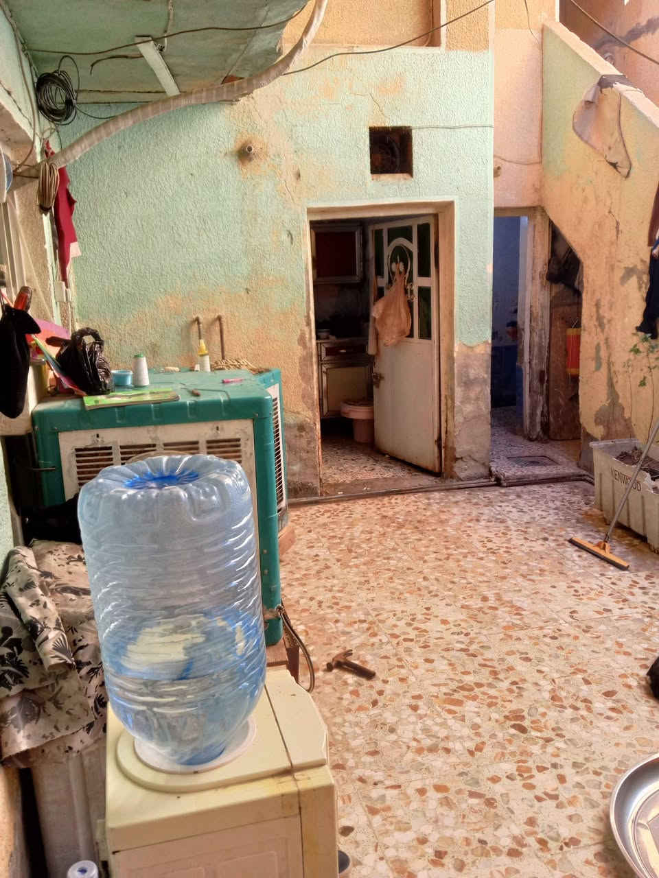 للبيع نص قطعه خلفيه عكاده بجوادر قطاع ٣٨قريبه على الشارع العام غرفتين وملحقاته السعر66 وبيه مجال هاتف ***********
