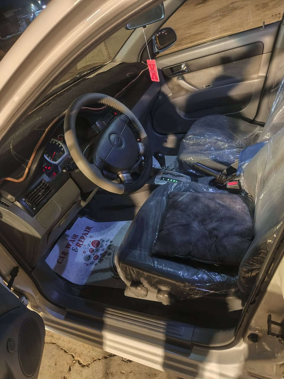 السلام عليكم اوبتره 2012 رقم بغداد مكينه 1600 السياره كفاله عامه بيه بس جاملغ المامي اليمن تخم تاير جديد السياره عله وضع الشركه مكان بغداد  السعر 82 وبيه مجال رقم الهاتف ***********
