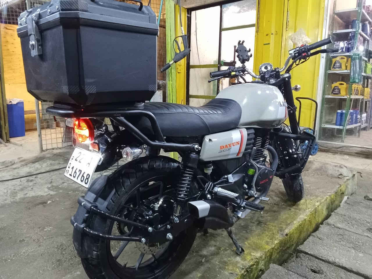 سلام عليكم دراجه دايوان لاتي للبيع فقط بدون مرواس صارلها 20 يوم نازله من المعرض زيرو بعدها مرقمه اربيل يعني تروح لاربيل كبل تنزل ب اسمك بدون تحويل بعدها ب اسم المعرض عليها تزويد مازده وصالنصه من سيزر ابيعها كامله حته الصندوك وياها السعر ب2و 700الف وبيها مجال للشراي العنوان العبيدي حي الرئاسه ***********
