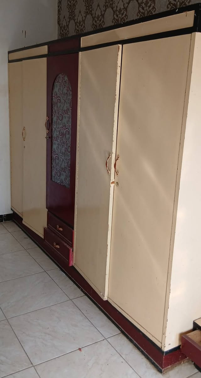 للبيع...كنتور خمس بيبان وميز مرايه وزاوية تعلاكه وجرباية طفل في المسيب أتصل(***********)
