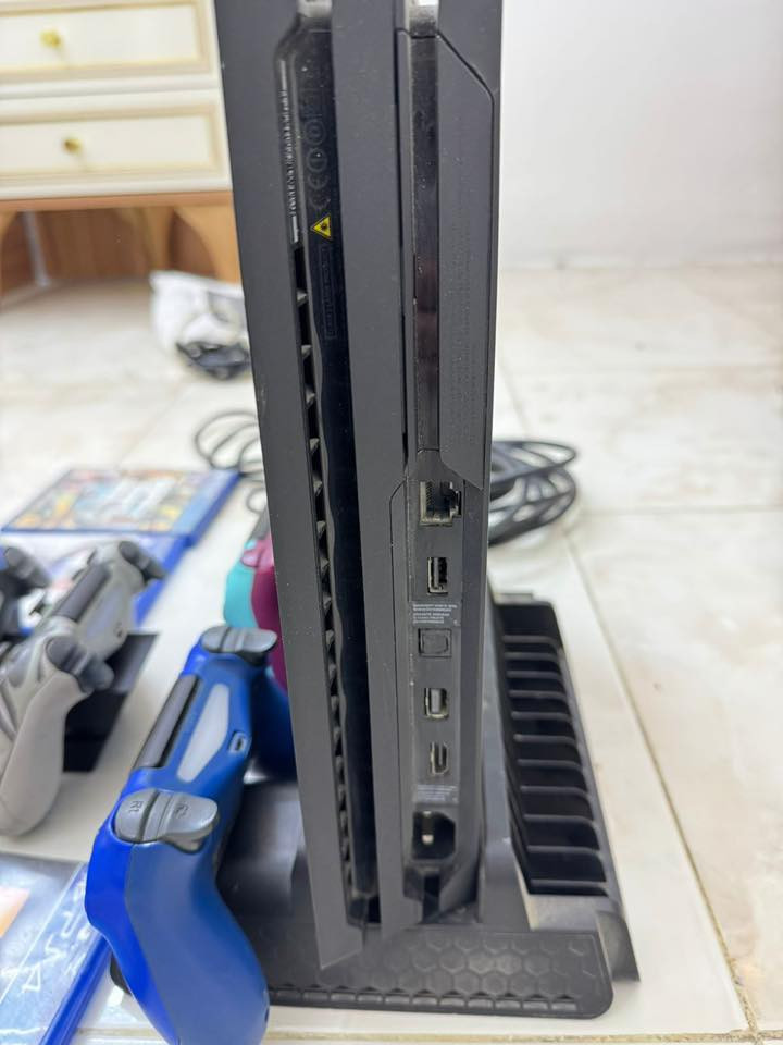 سلام عليكم بلي فور سلم واحد تيرا اونلاين ويا ٤ جوستكات اثنين منهن يرادلهن بس بطاريه سعر تصليحهن مايكلف ١٠  و٦ اقراص مثل ما موضح  بصوره ويا قاعدة مال بلي تبريد ويا قاعدة مال جوستكات شحن وغراضه وكرتونتة كلها كامله مامفتوح ولا مشخوط كلش نضيف  سعر 335
سعر مو مبالغ بي لين غراضه كلش هواي والله 
موجود واتساب ***********
