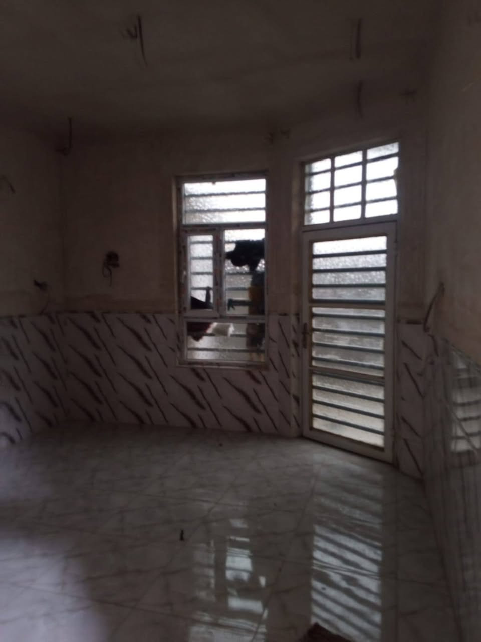 عروض #مكتب_الشكري_للعقار دار سكن 100م طابقين 
🌍 الموقع :النجف الاشرف_  الكوفه شارع المطار قرب الرادار قرب مجمع عماد سكر 
----------------------------------------
🔳  دار زراعي 
🔳 المساحه 100م 
--------------------------------
🧾 تفاصيل البيت 🧾

100 م طابقين 4 عرف+ ٢ صاله 
+ استقبال مطبخ حمامات تخاريج البيت فول 
عايز فقط بورك وارضيات 
------------------------------
سعر البيع 70مليون وبي مجال  💷
☎️ للاستفسار 
واتساب ***********
***********
🛣️عنوان المكتب النجف الأشرف _ الكوفه شارع المطار السايدين مقابل جوهره العرب مباشرتٱ مكتب الشكري للعقار
 #الجميع
