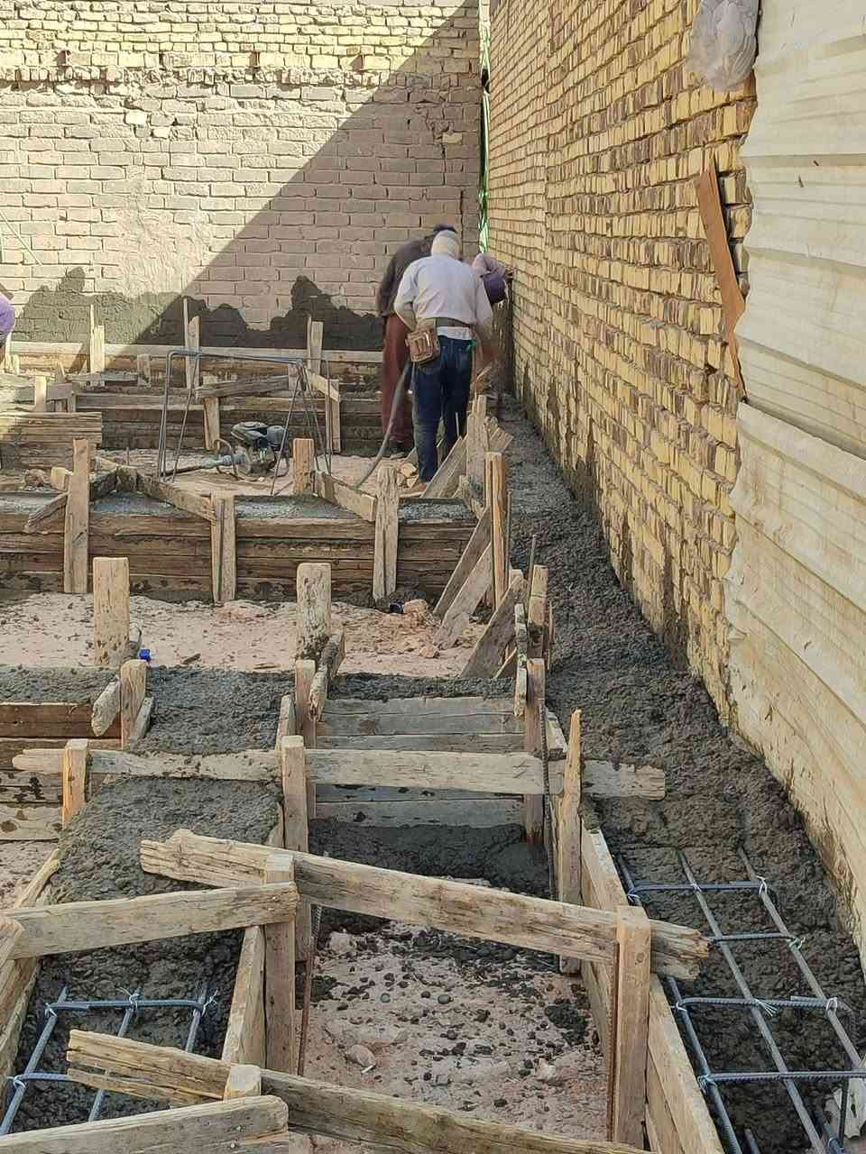 بتلو للبيع مساحه 100واجهه5نزال 20 كونكريت مسلح. درجه اولى جاهز للبناء. بي غرفه وصاله ومطبخ وصحيات واستقبال العنوان ديوانيه  حي الوحده شارع الزهور خلف موكب حسن ردام  القديم  السعر خاص ***********
