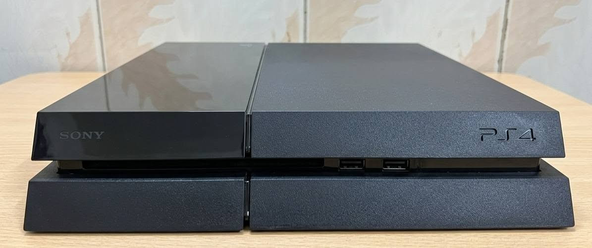 بلي فور فاات نظيف جداً  بحالة الوكالة (ممفتوح) مع قرص GTA V للبيع
تفاصيل الجهاز
- النوع بلايستيشن 4 فات 
- المساحة: 512 غيغابايت.
- الحالة: نظيف جداً، شغال 100% وبدون أي مشاكل أو حرارة، والجهاز ممفتوح ولا مصلح سابقاً
- النظام: أونلاين (مو مهكر) 
- الملحقات: يجي وياه كيبل التشغيل الأصلي (الباور) + قرص لعبة GTA V الأصلية (القرص نظيف جداً وما بيه شخوط).
- ملاحظة للمصداقية: الجهاز بدون جويستكات (يدات)، وبدون كيبل شاشة HDMI (متوفر بكل مكان وسعره بسيط جداً.
- - سعر ١٧٠ وبي مجال
واتساب *********** مكاني بغداد
