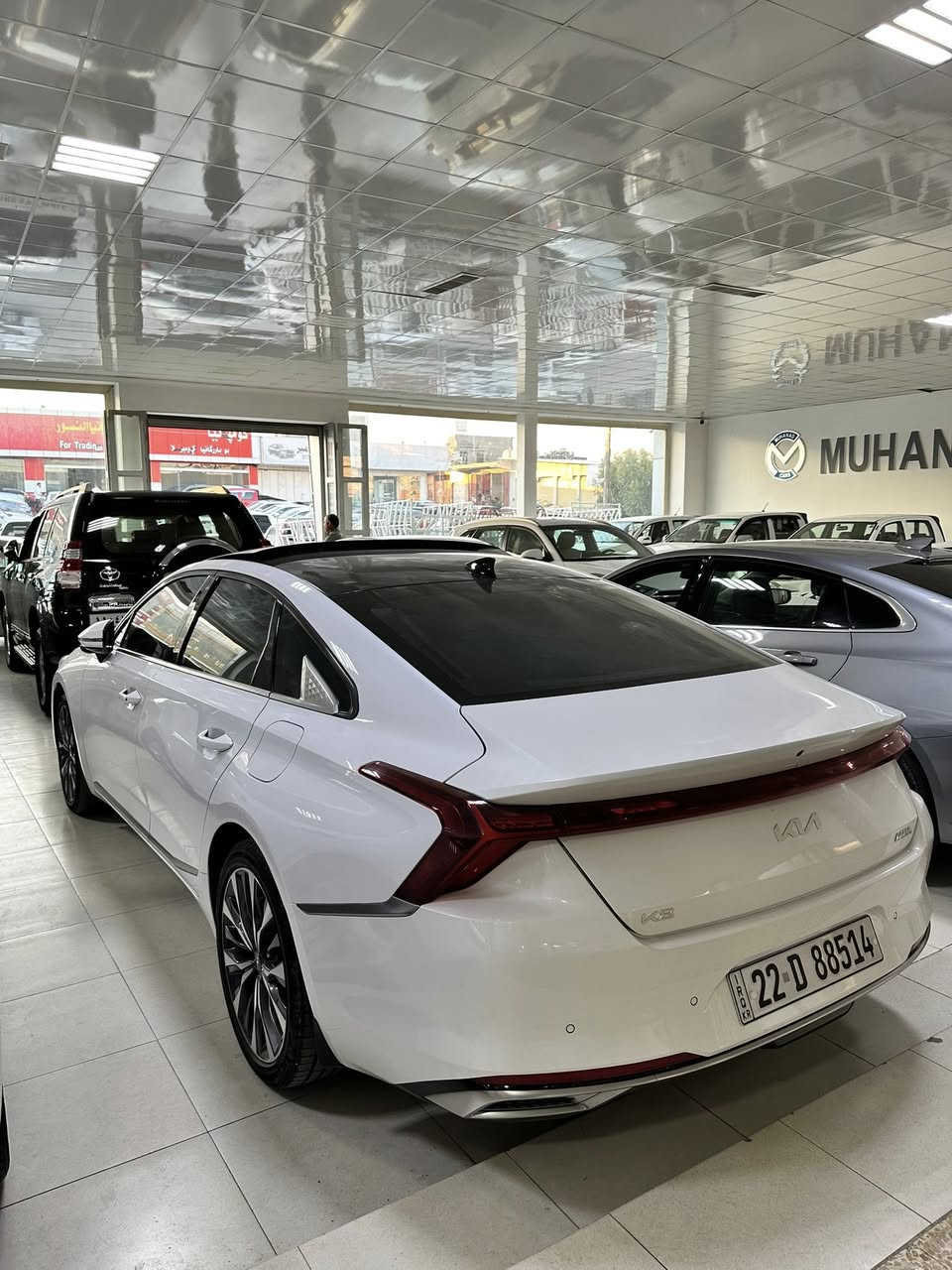 الموديل: كيا K8 - جيل حديث (2023)
المحرك: 6 أسطوانات V6 قوي وجبار، سعة 3.5 لتر (300 حصان) مع ناقل حركة أوتوماتيكي متطور من 8 سرعات.
رقم اللوحة: [أربيل ] جاهزة للتحويل مباشرة.
✨ أبرز المواصفات والميزات:
 السقف: فتحة سقف بانوراما بالكامل إطلالة مميزة وفخمة جداً.
 التصميم الخارجي: واجهة مستقبلية (الشبك المدمج الهيدروليكي)، 
إضاءة LED بالكامل
، جنوط ألمنيوم مميزة
، مرايا جانبية قابلة للطي كهربائياً مع إشارات انعطاف، حساسات أمامية وخلفية.
 المقصورة والداخلية: شاشة عرض رقمية عملاقة متطورة (تدعم أبل كاربلاي وأندرويد أوتو)،
 مقاعد جلد فاخرة، نظام تكييف هوائي ذكي متعدد المناطق،
 بصمة تشغيل وبصمة أبواب مع ميزة التشغيل عن بعد.
 أنظمة الأمان والقيادة: كاميرا خلفية عالية الدقة، مثبت سرعة ذكي، نظام منع انغلاق المكابح (ABS)، 
ونظام التحكم بالثبات والمساعدة على الطريق.
📋 تفاصيل حالة السيارة:
 المسافة المقطوعة (الماشية): [80,000KM]
 حالة البودي والضرر: [مكفوله كفالة ]
💰 السعر والموقع:
 السعر المطلوب: [242$😳]
 مكان تواجد السيارة: [ زاخو]
 للتواصل والاستفسار: [ ***********]واتساب☎️☎️
