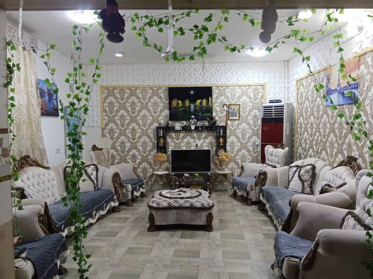 السلام عليكم دار للبيع طابو زراعي سند 25 المكان جاي من سيطرت بغداد يم الجملونات المساحه 450م البيت على شارع العام السعر 140 للاستفسار ***********
