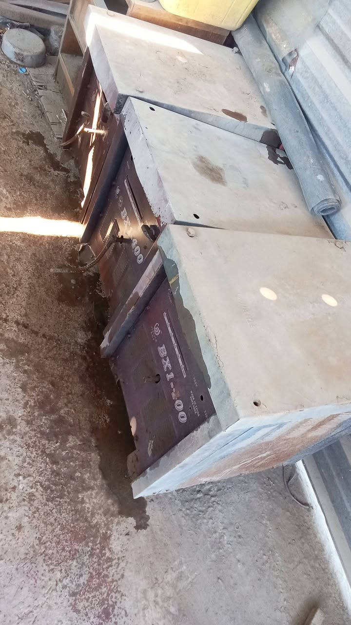 سلام عليكم مكائن الحام عدد 3شغالات ثنين حجم 400 وحده حجم 315 يرهم سنكل و ثري فيز نضيفات سعر المجموع 350و بيهن مجال واتساب***********.   
***********
