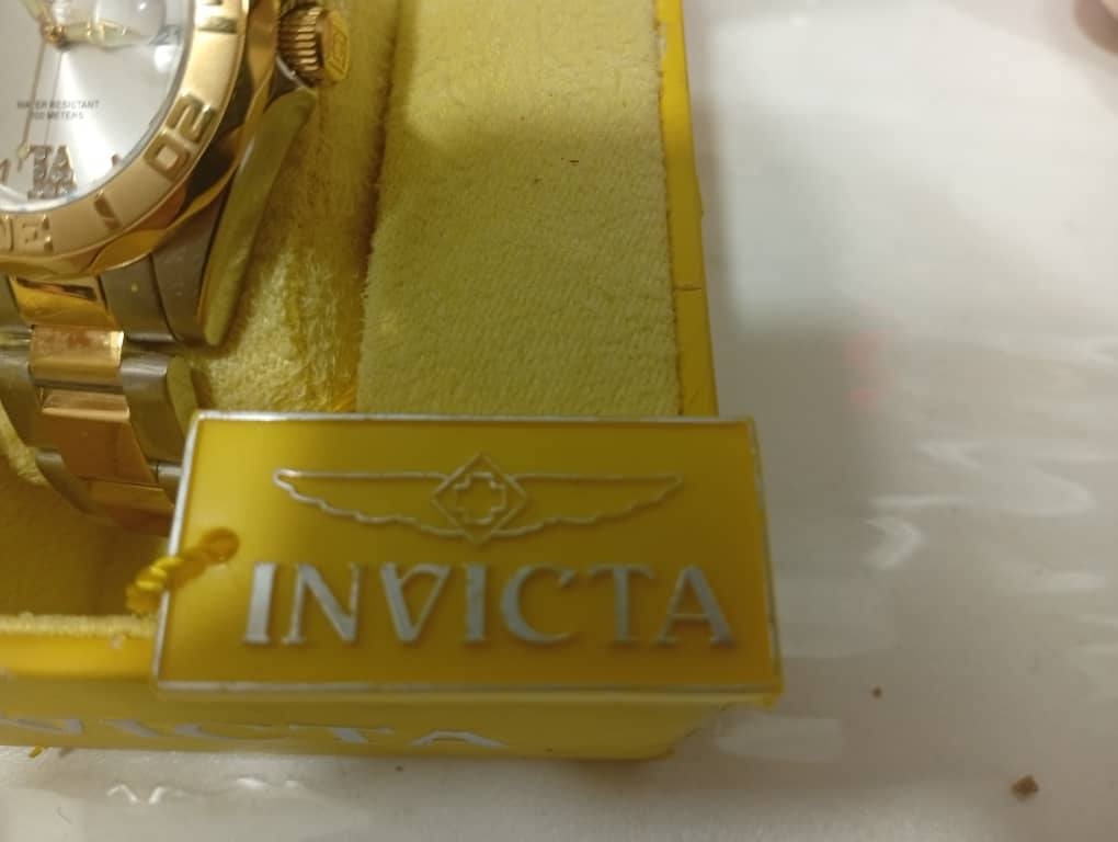 عندي ساعة من Invicta Pro Diver Lady Model 12852
نسائية 
المكينة: Quartz بطارية  دقيقة وسهلة الاستخدام
التصميم:
لون ذهبي + فضي (ستايل كلاسيك فخم)
أرقام رومانية على الميناء
نافذة تاريخ (اليوم بالشهر)
 ستانلس ستيل
مقاومة الماء تقريبًا 100 متر (مناسبة للسباحة، لكن مو للغوص الاحترافي)
من مجموعة  Pro Diver تصميم رياضي مع لمسة أنثوية
اخذتها قبل تقريبا 8 سنوات من أحد متاجرهم  إلي بأمريكا وصيتها عن طريق أحد أقاربي ملحقاتها كاملة وياها من ضمنها الباركود والكارت بس هي أبداً ما مستعملة حتى لاسق الحماية بعدة بيها لانو للاسف كلش تصميمها ضخم مقارنتا بايدي وهي ماركة سويسرية اخذتها من مترجهم الرسمي بسعر فوك 400$ اريح بالي انو هي اصلية ابيعها بسعر اقل بس ما اجحف بحقها
السعر إلي احسه مناسب إلها ابيعها إلة


**إذا كنت صاحب هذا الإعلان وتريد حذفه لأي سبب، رجاءا أرسل رسالة إلى الدعم الفني**