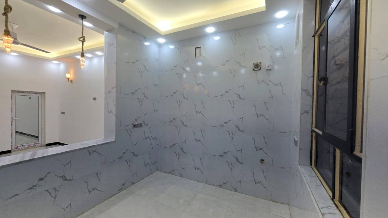 بيت للبيع في كربلاء مجمع بوابه الجنوب شارع حله كربلاء قرب مستشفى طب السنان
مساحة 100مترطابقين  طابو زراعي سند 25
البناء طابوك جمهورية كونكريت مسلح صب مركزي
يحتوي على استقبال ومطبخ وصاله وصحيات داخليه وخارجيه 3غرف نوم 
البيت بناء جديد بعده مامسكون الاستفسار اتصل ***********
