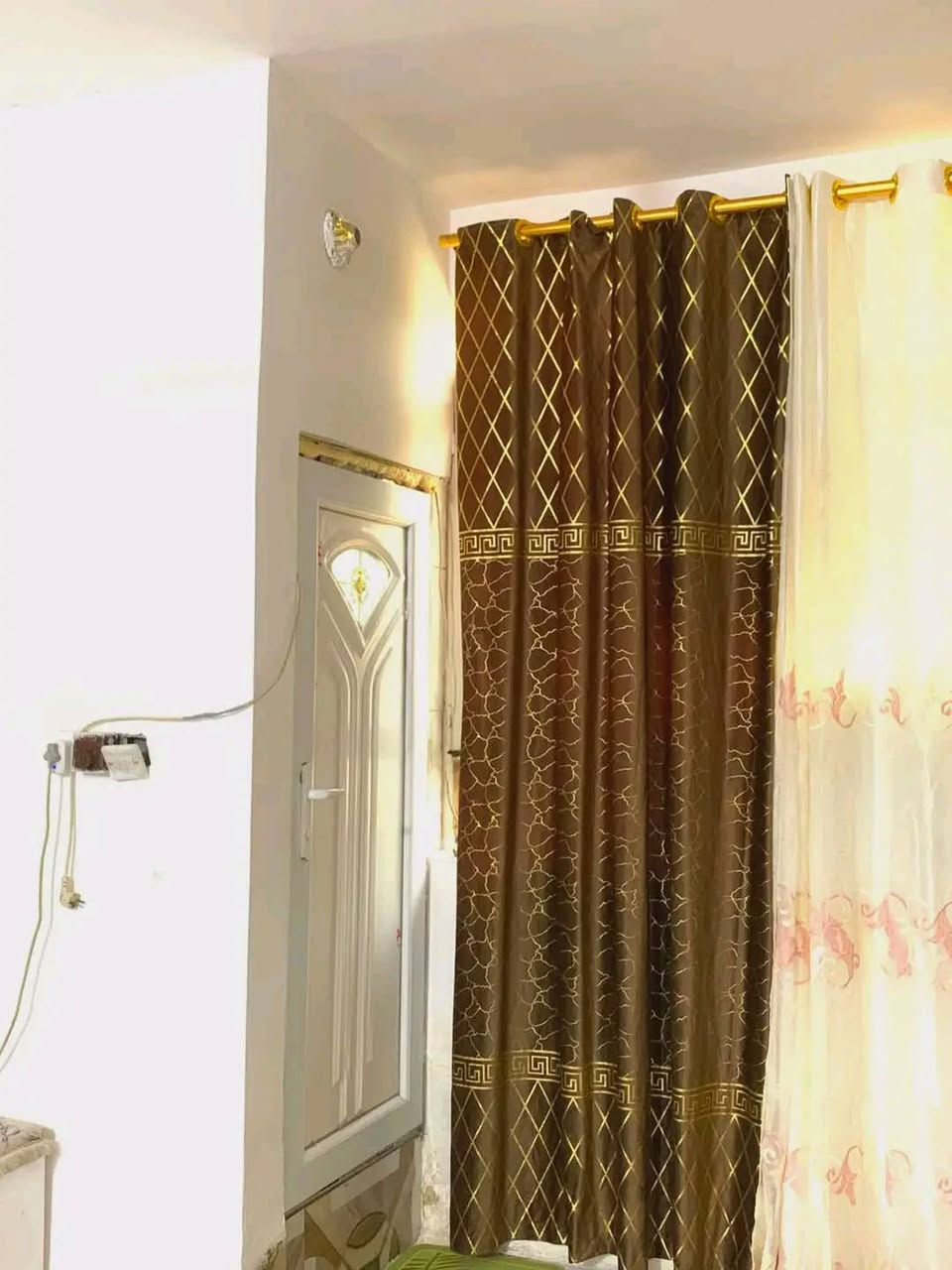 🏠 مشتمل  للبيع
موقع ممتاز جدا جدا جدا 
بغداد /الدورة /أبو دشير خلف السوق 💥 💥
📐 المساحة: 90 متر
🧱 الواجهة: 4ونص  × النزال: 20 م
📜 الدار طابو ملك صرف بأسم شخص واحد ✅

✨ المواصفات :
الطابق الأول :
  كراج + مدخل
🛋️ صالة واسعة
.        مطبخ
         منور صغير 
🛏️ غرفة نوم
🚿 صحيات كاملة 

🏡 الطابق الثاني :
🛏️ عدد الغرف 2
الغرفة الامامية كبيرة المساحة وبيها بالكون
🚽 صحيات عدد 2 كل غرفة وياها صحيات خاصة بيها

الطابق الثالث :
☀️بيتونه كبيرة وسطحين
 
المنطقة كامله الخدمات تبليط مي ارصفه كهرباء 
🏡 الدار درجة أولى وجاهزة للسكن فوراً 
💰 السعر 125 مليون فقط قفل 
 والموقع مميز جداً 🌟
📞 للاتصال مع صاحب الدار مباشرة بدون دلال على الرقم 💬
***********
عنوان الدار ابو دشير شارع جامع الرحمن
