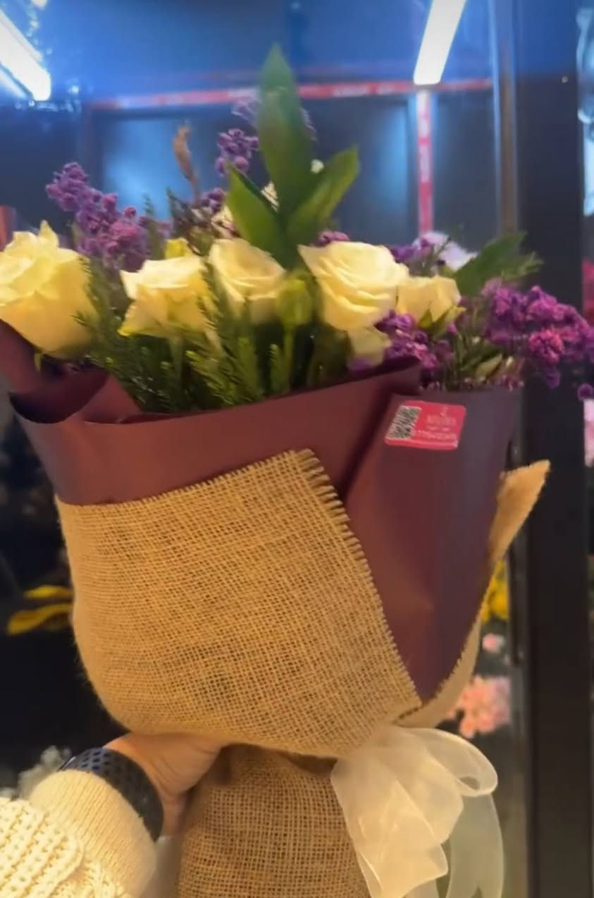 تم افتتاح زهور أفلورا للزهور الطبيعيه والصناعيه والهدايا وتزيين السيارت ووكوشات الاعراس والمناسبات ننتظركم بكل حب ♥️
 📍العنوان :بغداد -بسمايه /الشارع العام مجاور اسواق كولدن هوم 
للطلب المراسله على الواتساب 
***********🦋
رابط انستا 
https://www.instagram.com/aflora_flowers?igsh=MXF0Z3U5YTY1ems5aA==
