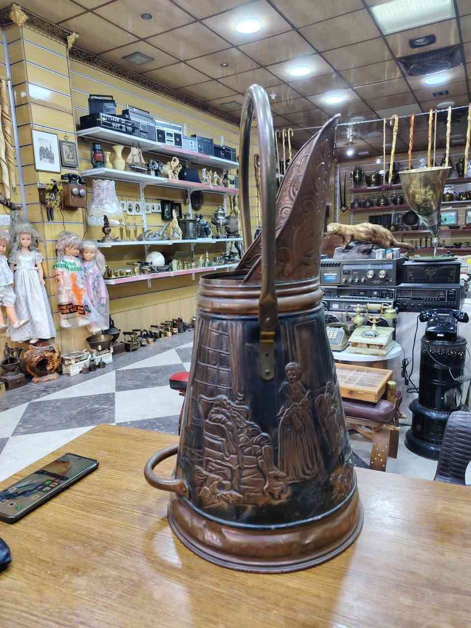 دلو فحم نحاسي عتيق يسمى مسخنه او هود أيضا لنقل الفحم او تخزينه
واتساب *********** العنوان ديالى خانقين يوجد توصيل
