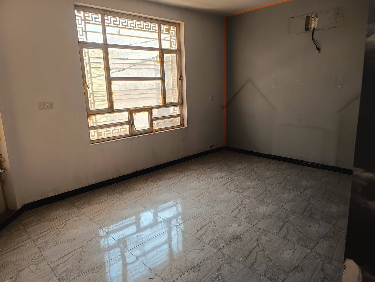 السلام عليكم
دار للبيع في البكرية محلة 679 شارع بيت الكويتي للبيع 
مساحة 110 متر واجهة 14 متر البيت بناء 2020 جاهز للسكن غرفتين نوم حمامات 2 صالة ومطبخ وهول حولي وبيتونة چبيرة مع كراج سيارة كبير البيت زنجيل على شارعين 
للتواصل ***********
