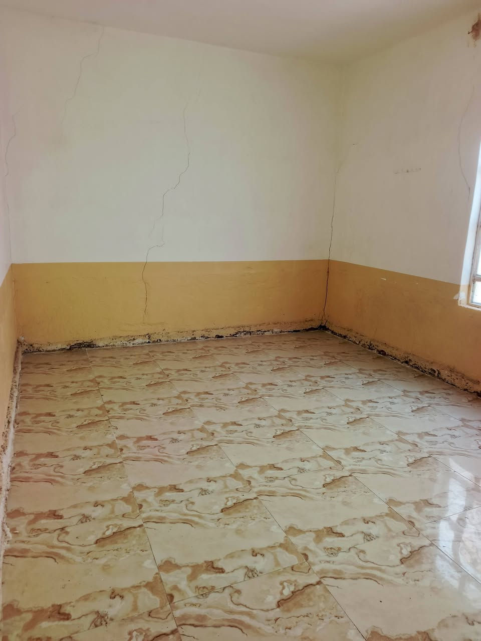 🔴للإيجار 
🔴بيت مساحة 300م 
🔴الموقع حي السلام 
🔴يتكون من غرفتين وصاله ومطبخ وبراني وصحيات 

✅للاستفسار مراجعة مكتب الضامن للعقار الشارع التجاري مقابل منفذ المعرفه أو الاتصال 📞 
*********** واتساب
***********
