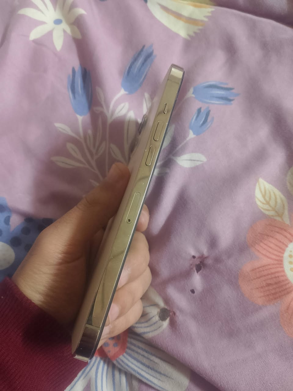 للبيع ايفون 12 برو ماكس
لون ذهبي مميز نظافة 99%
مبدل شاشة اصلية 
تك سيم 
ذاكرة 128
*********** واتساب
