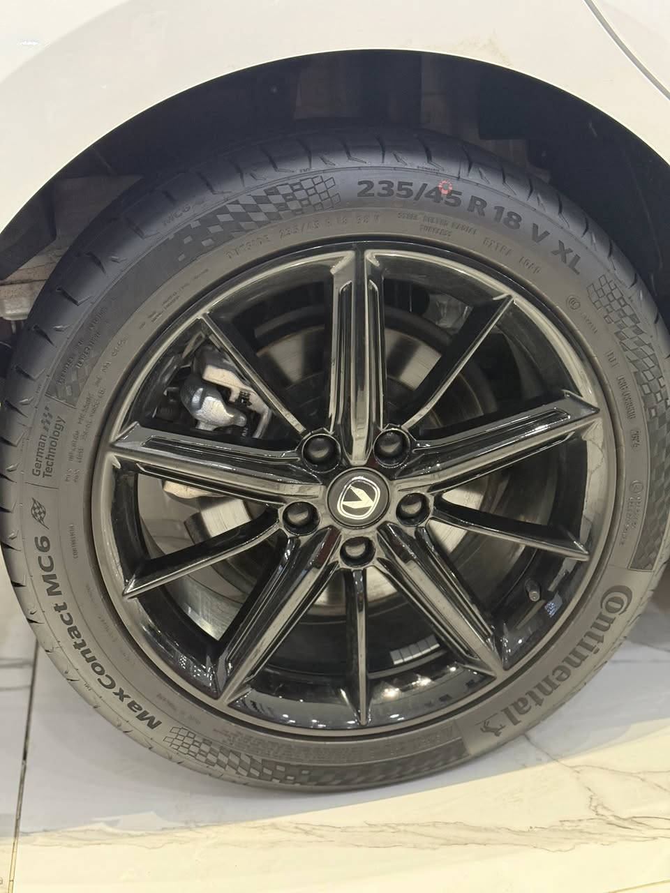 شانجان يو ني في 2026
سعة المحرك 2.0 لتر

تيربو

بقوة 229 حصان

وضعيات قيادة متعددة (اقتصادي، ذكي، عادي، رياضي)

دخول ذكي

تشغيل عن بعد

حساسات أمامية وخلفية

داش كام عالية الوضوح

كاميرا 540 درجة عالية الوضوح

فتحة سقف بانوراما

مرايا جانبية كهربائية

مقابض الأبواب مخفية

صندوق الأمتعة كهربائي

جناح كهربائي

نظام التثبيت السرعة التكيفي الذكي

نظام الحفاظ على الثبات (ESP)

نظام المساعدة على صعود المرتفعات (HHC)

نظام التحكم بالجر (TCS)

مساعد الفرامل (BA)

نظام مكابح الطوارئ (AEB)

تحذير مغادرة المسار (LDW)

نظام الحفاظ على المسار (LKA)

مساعد الحفاظ على المسار (LCA)

نظام المساعدة في الإزدحام المروري (TJA)

مقاعد جلد

عجلة قيادة قابلة للتعديل بعدة اتجاهات

عجلة قيادة متعددة الوظائف مغطاة بالجلد مع مبدلات سرعة

إضاءة محيطية

فرامل يد كهربائية

زر تشغيل الوضع الرياضي

ثلاث شاشات للعدادات والمعلومات 3 إنش + 10.25 إنش + 7 إنش

شاشة معلومات وترفيه قياس 10.25 بوصة

تعديل مقعد السائق كهربائي بـ6 اتجاهات

تعديل مقعد الراكب كهربائي بـ4 اتجاهات

تهوية المقاعد الأمامية

تكييف إلكتروني

فتحات تكييف للمقاعد الخلفية

نظام أبل كاربلاي

خاصية انعكاس الشاشة

نظام تحديد المواقع

تبريد المقاعد الأمامية

نظام أوامر صوتية (إنجليزية دون إتصال بالإنترنت)

بلوتوث

نظام إتصال واي فاي

تحديد إتجاه القبلة

2 منفذ USB أمامي وخلفي

شاحن لاسلكي

متوفره بكافه الالوان 

للاستفسار اكثر زياره موقعنا الكائن 

بغداد سريع الدوره مجاور محطه وقود شواطئ 

مستشار المبيعات :عبدالرحمن نصر 

***********
