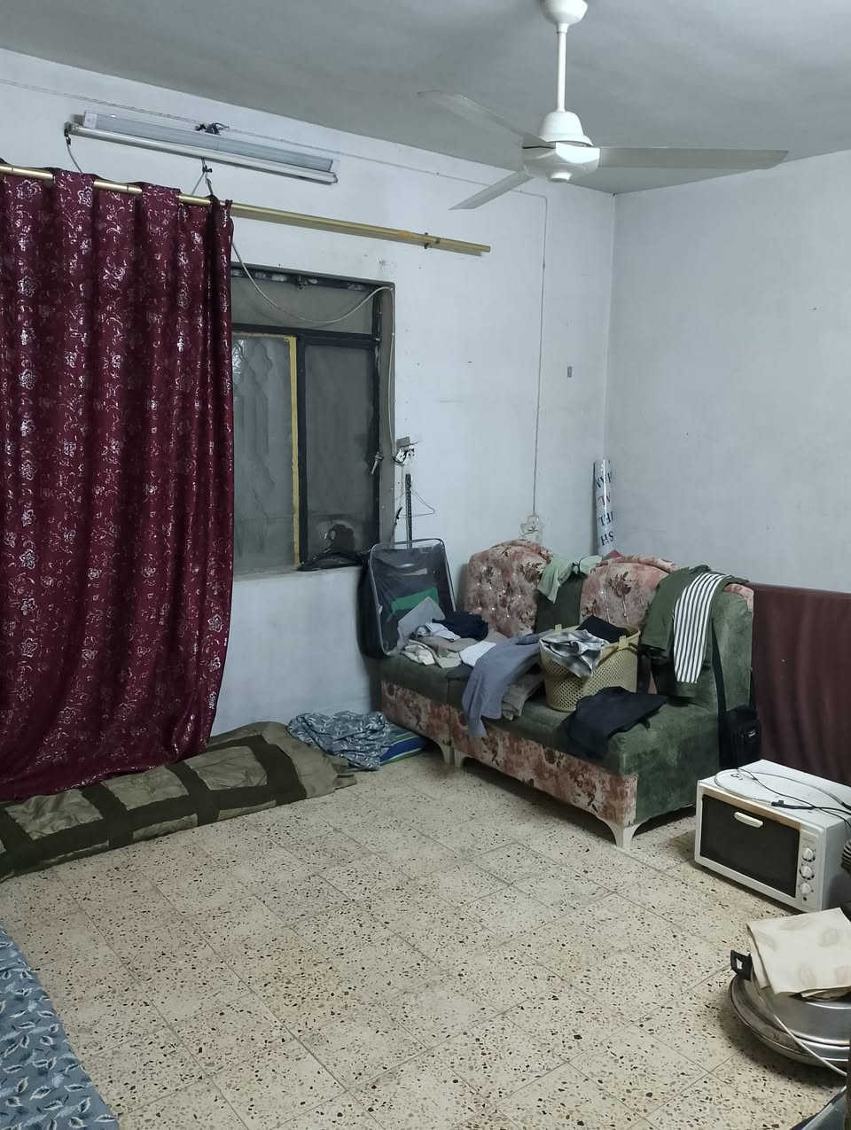 السلام عليكم يتوفر بيت للبيع بسعر حيل حيل مناسب حي عدن المساحه 200متر الوجهة 10 سنده طابوه الزهوره سنده جديده شرط التحويل طابق ونص الارضي غرفتين هول صحيات مطبخ وستقبال الثاني غرفتين هول صحيات البيت بناء وسط صالح لسكن السعر حيل مناسب 110مليون بي مجال التواصل مع مكتب صفوان السنجاري شقق الخظراء او على الارقام التالى ***********اسيا ***********
