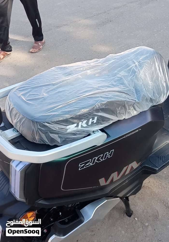 للبيع —دراجة شحن كهربائي صاعقة
2000 واط  6 بطاريات كبار  شحن سريع  شكل رياضي مميز
المواصفات:
المحرك: 2000 واط
البطاريات: 6 بطاريات كبار
نظام شحن سريع
اللون: زيتي غامق مطفي مميز
الممشى: 2200 كم
الاستخدام: 5 أشهر تقريباً أو أقل
الإنارة: LED أمامية بتصميم عصري
الاستخدام خفيف والدراجة شكلها مرتب
المميزات:
عزم قوي وثبات ممتاز
اقتصادية بالتنقل اليومي
شكل رياضي وجذاب
مريحة بالمشاوير داخل المدينة
سريعة وأقتصاديه 
الملاحظات:
البطاريات مستخدمة وقد تحتاج تبديل. 
سعر البطاريات يعتبر رمزي
النقاش بالسعر فقط مع المشتري الثابت
السعر: 800,000 دينار قابل للتفاوض
الموقع: البصرة — التنومة
للتواصل خاص.


**إذا كنت صاحب هذا الإعلان وتريد حذفه لأي سبب، رجاءا أرسل رسالة إلى الدعم الفني**