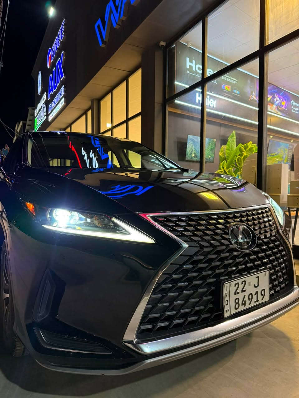 ‏السلام عليكم ورحمة الله وبركاته للبيع Lexus RX￼ 350 محرك بنزين ستة سلندر فول مواصفات كنديه دخلت كلين بدون ضرر لكن صار فيها ضرر هنا بالعراق صبغ بها فقط باب صدر بدون تبديل صورة الضرر مرفقة  سيارة جديدة السيرفس في شركة Toyota جاهزة من كل شيء السعر 295 ورقة ماشية 81,000 ميل للاتصال ***********
