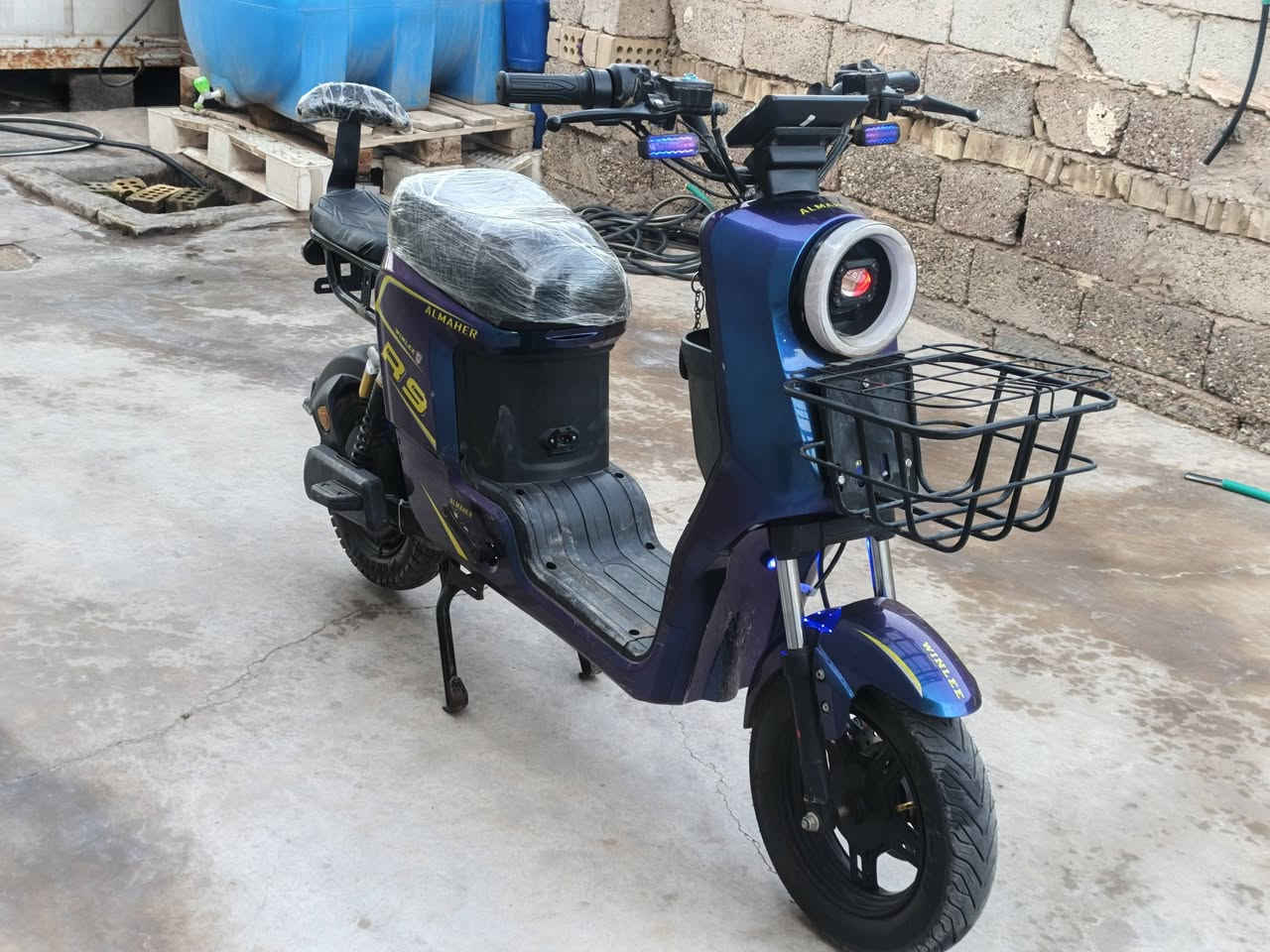 السلام عليكم دراجه شحن R9 للبيع دراجه نضيفه بل جيس موديل 2025 بطاريات بل جدد كلش نضام باركP سرعه 99 حقيقي 70
ملف 1500 سعر 450 وبيه مجال 
عنوان بغداد جسر ديالى الجديد
رقم *********** بي واتساب
