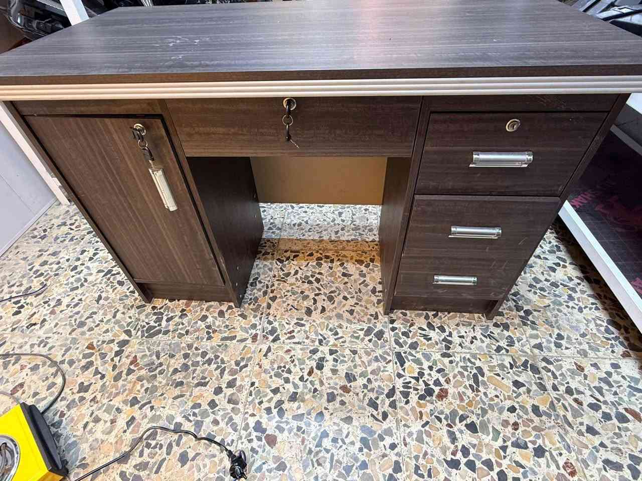 رفوف وفاترينات وميز مكتبي نضافه ١٠٠ ١٠٠
القياسات أسفل الصور
***********
***********
بغداد جديده الأمين الثانيه
