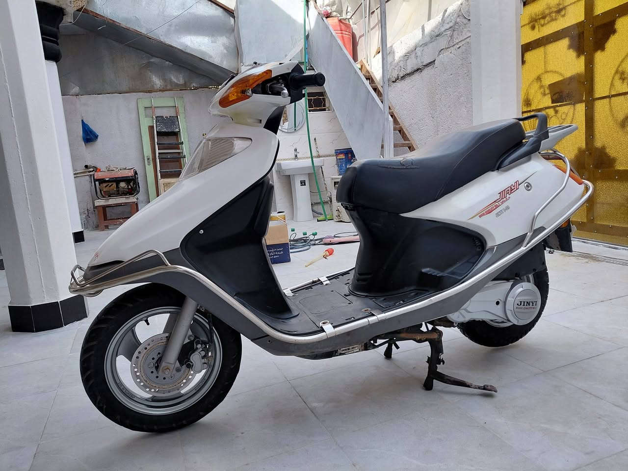 السلام عليكم رمضان كريم عندي دراجه سبيسي نضيفه للبيع شغاله نكره سلف مكينه خير من الله ناعمه كهربياته شغاله دبلات امامي خلفي شغال السعر 300 بيه مجال بصيط مكاني حله شارع 60 رقمي ***********
