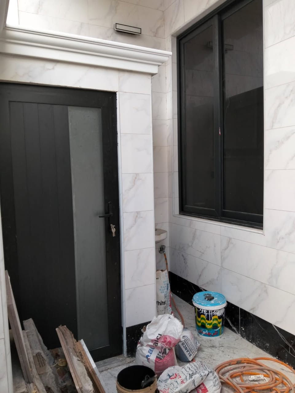 السلام عليكم
مشتمل للبيع او مراوس المساحه 90 م قاطين مسلح بناء حديث تسليم مفتاح بناء درجه اولى فول الواجهه 4،5 والنزال 20 مدخلين

يتكون من 

كراج خدمات خارجيه استقبال صاله مطبخ خدمات منور غرفه 

ط2 غرفتين منور خدمات 

ط3 بيتونه كبيره وسطحين 

ارضيه مرمر ابواب تركيا قاصه شبابيك المنيوم

العنوان الشعب خلف لحوم ابو سجاد الي مقابيل حسينيه المصطفى

سعره مناسب جدا

للاستفسار اكثر الاتصال او مراجعه مكتب الشارقه للعقار موبايل *********** ابو يوسف
