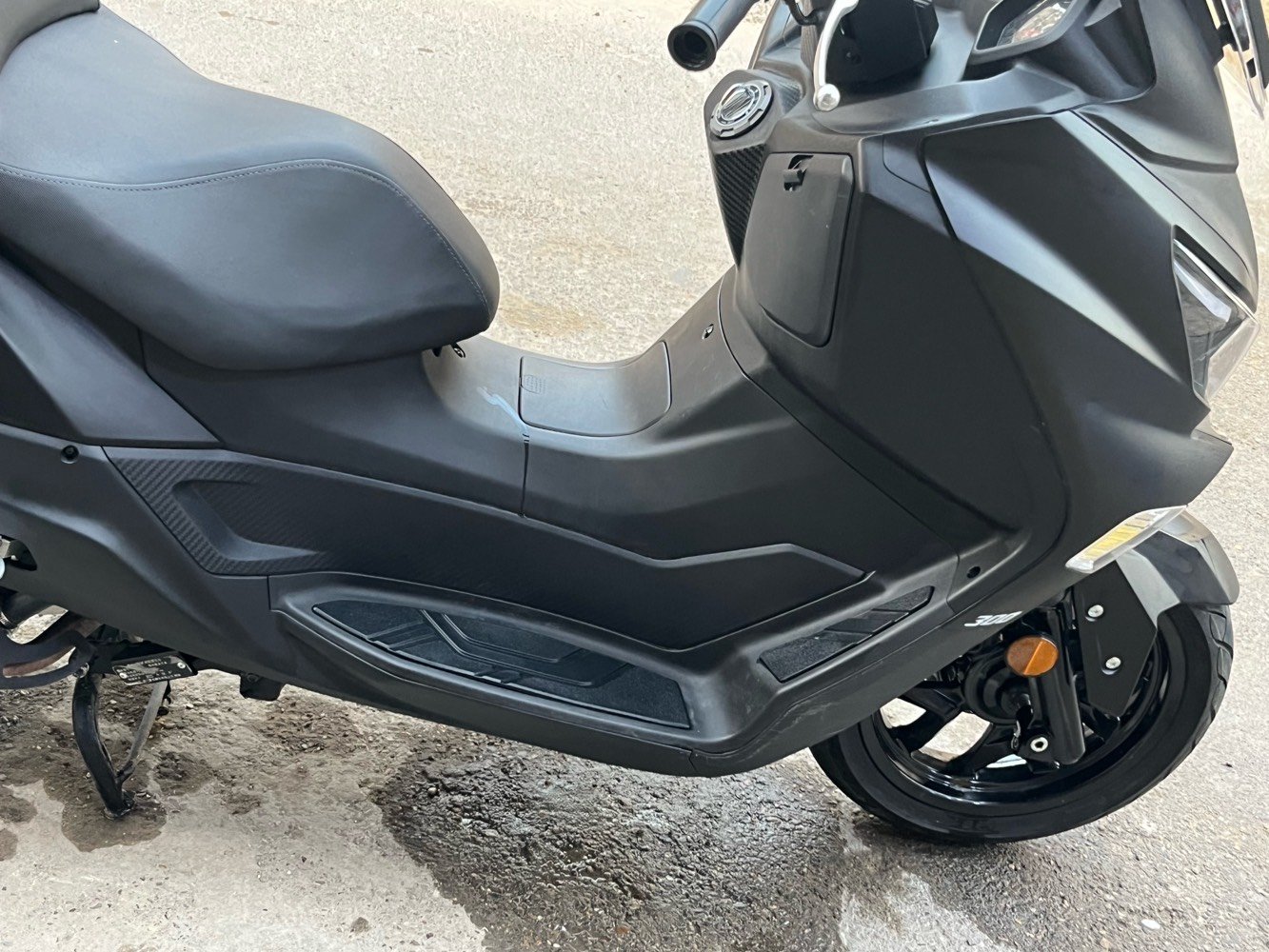 دراجة سيام  Sym Joymax Z
موصفات الدراجة👇
رقم بغداد مميز 41200
اللون اسود طافي (Mat)
فايبر كاربون 
ماشية 7000
محرك 300cc
صندوق كبير وجك هيدروليك 
بريك امامي وخلفي Aps
لايت زنون ابيض عالي ناصي 
استاند حساس
مانع انزلاق 
مكفولة كفالة عامة محرك وكفرات واشاير ودبل اشارة 
العنوان:-بغداد-الطوبجي-حي السلام