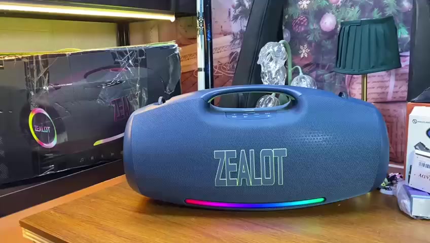 مكبر صوت لاسلكي محمول من نوع Zealot S89. 
قوة الصوت: يتميز بقوة صوت ضخمة تبلغ 250 وات (RMS) أو 300 وات كحد أقصى، مع مضخم صوت مدمج لتجربة صوت غامرة. 
البطارية: يحتوي على بطارية بسعة 48000 مللي أمبير في الساعة، مما يوفر وقت تشغيل طويل ويسمح باستخدامه كبنك طاقة لشحن أجهزتك الأخرى. 
الاتصال: يدعم تقنية بلوتوث 5.3 لمدى اتصال يصل إلى 10 أمتار، بالإضافة إلى مدخلات AUX و USB و TF Card. 
المميزات: مقاوم للماء بتصنيف IPX6، ويأتي مع حزام كتف لسهولة الحمل، ويحتوي على أضواء RGB ملونة


**إذا كنت صاحب هذا الإعلان وتريد حذفه لأي سبب، رجاءا أرسل رسالة إلى الدعم الفني**
