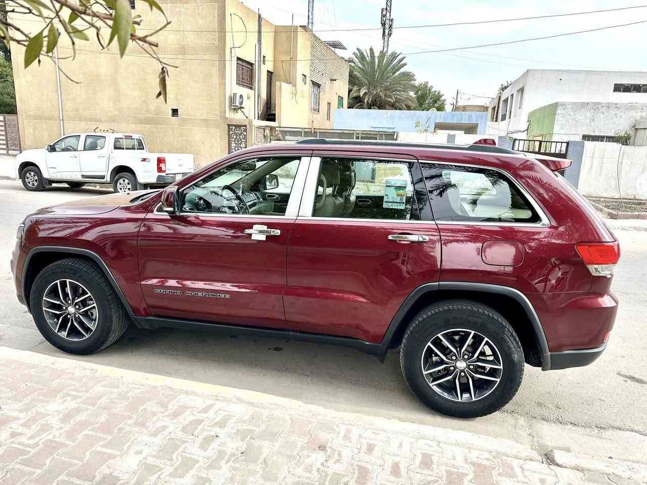 بيع او مراوس  
*********** متوفر واتس اب السيارة بدون صبغ بدون بارد بدون تبديل جيب كراند شيروكي 2018 وارد خليجي وكالة ليث العبيدي السيارة استلام زيرو  محرك 6 سلندر  3600 على وضع الشركة كذالك الكير ماشية (80) كم  رادار توقف ذاتي للخلف وباقي المواصفات معروفة اوتو ستوب الخ سبير منازل سيارة جداً نضيفة استخدام شخصي مكاني بغداد  الكرخ سنويه بأسمي لغاية 2031 هزة جديدة رقم بغداد دولي للبيع السعر 260 $ بيها مجال
