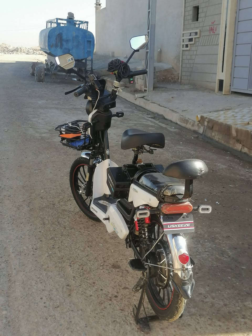 السلام عليكم 
ماطور للبيع خمسه باتري 
جدد تايرات جدد 
نضافه 90/100 حجم 20 حجم الملف 1000واط بريكات +دبل اشاره +لايت زنول+بك لايت دبلات شغال كير4نمرا كماليات الماطور جدد كدام العين  
السعر (350)بي مجال عنوان موصل حي الانتصار  للستفسار ***********
