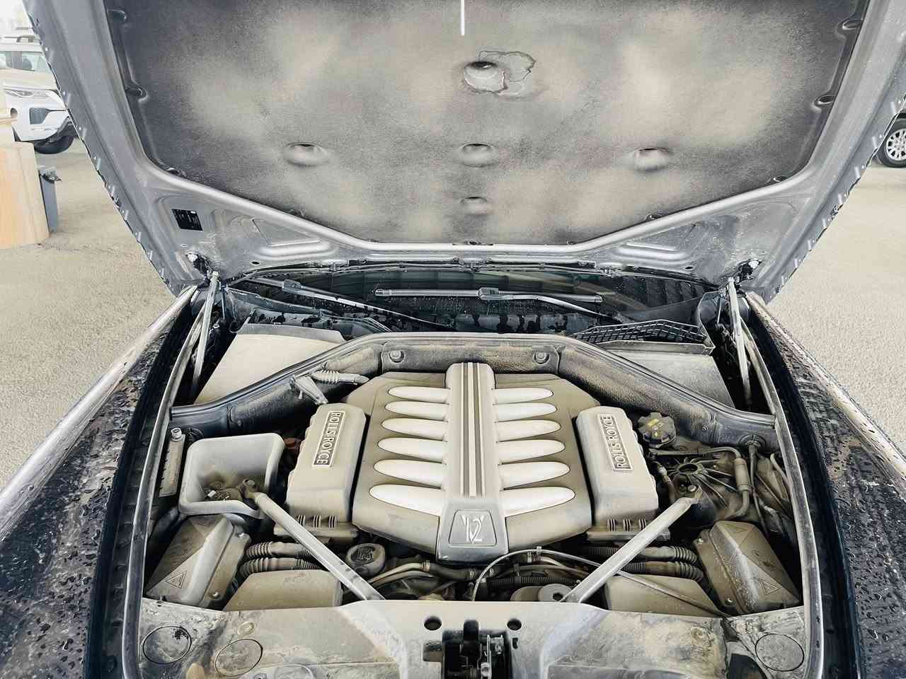 في عالم المحركات، الضجيج يعني القوة، لكن في قاموس #رولز_رويس، القوة الحقيقية هي التي لا تُسمع.
• المحرك الأيقوني: محرك V12 بسعة 6.75 لتر مع شاحن توربيني مزدوج. هو ليس محركاً للسرعات الجنونية، بل لتوليد "عزم دوران" هائل عند أدنى مستويات الدوران (RPM)، لضمان انطلاقة تشبه إقلاع الطائرات الخاصة. ✈️


**إذا كنت صاحب هذا الإعلان وتريد حذفه لأي سبب، رجاءا أرسل رسالة إلى الدعم الفني**