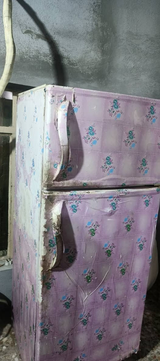 ثلاجة كبيرة البيع شغالة وكلشي ما بيها الخاص مفتوح ***********
